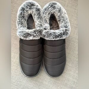 Minnetonka Timpson Tulsa Slip-On 
Black Size 7